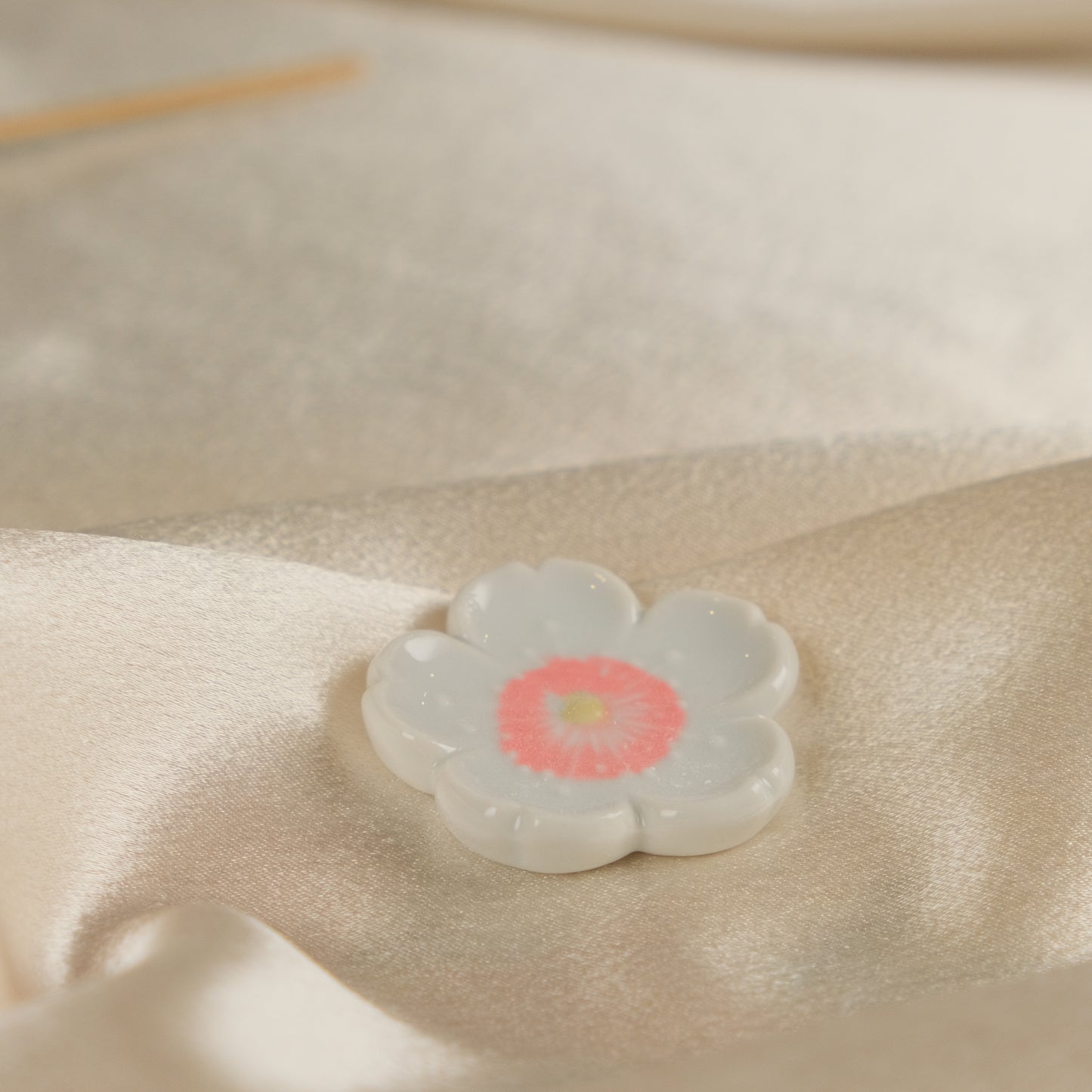 White Sakura - Matcha Scoop (Chashaku) Rest
